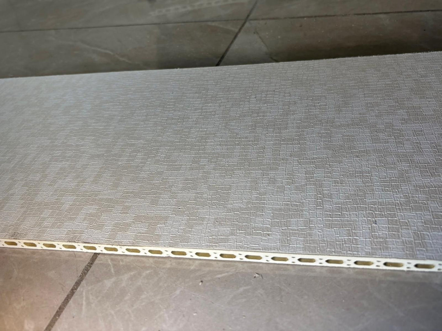 לוח חיפוי דגם 99004 – מראה בד בגוון בז’ מבריק