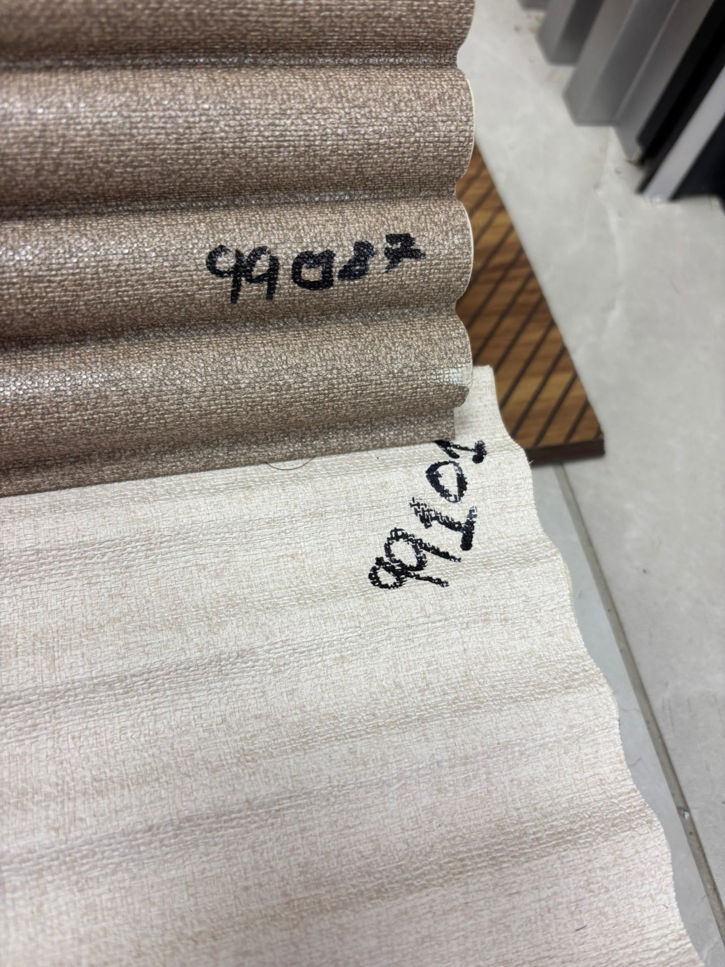 חיפוי קיר דמוי בד בגוון חום מנצנץ | דגם 99087