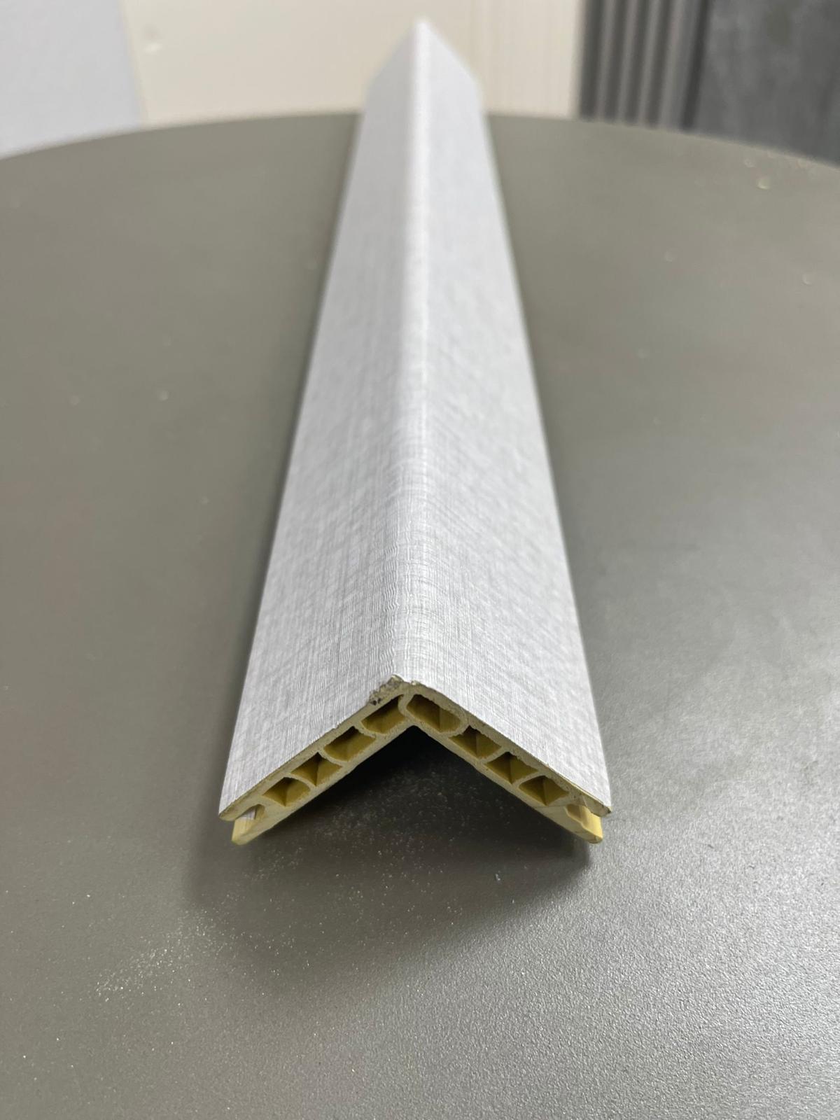 16-007 סרגל פינתי תואם – דמוי בד אפור | 280×2.5×2.5 ס"מ