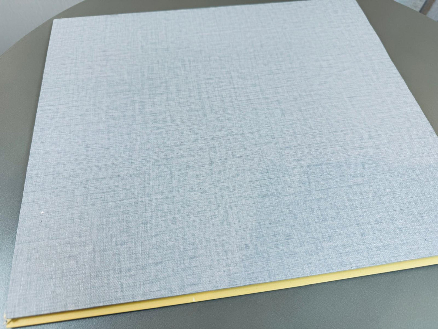 לוח חיפוי שטוח – דגם 20-011 | דמוי בד אפור-תכלת