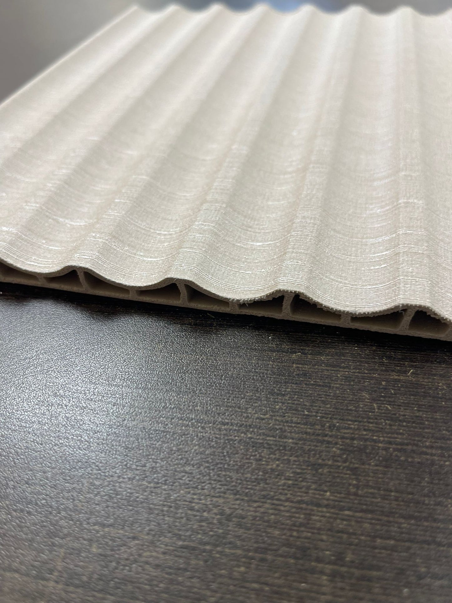 סרגל דמוי בד מבריק – דגם 99070 בגוון שמנת