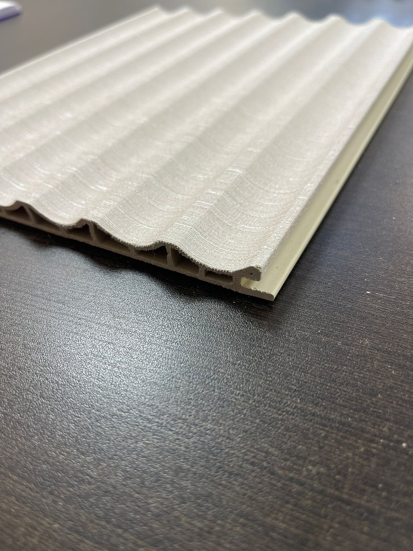 סרגל דמוי בד מבריק – דגם 99070 בגוון שמנת