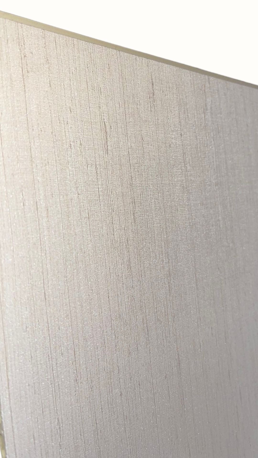 חיפוי קיר דמוי בד – דגם 99070 בגוון שמנת מבריק