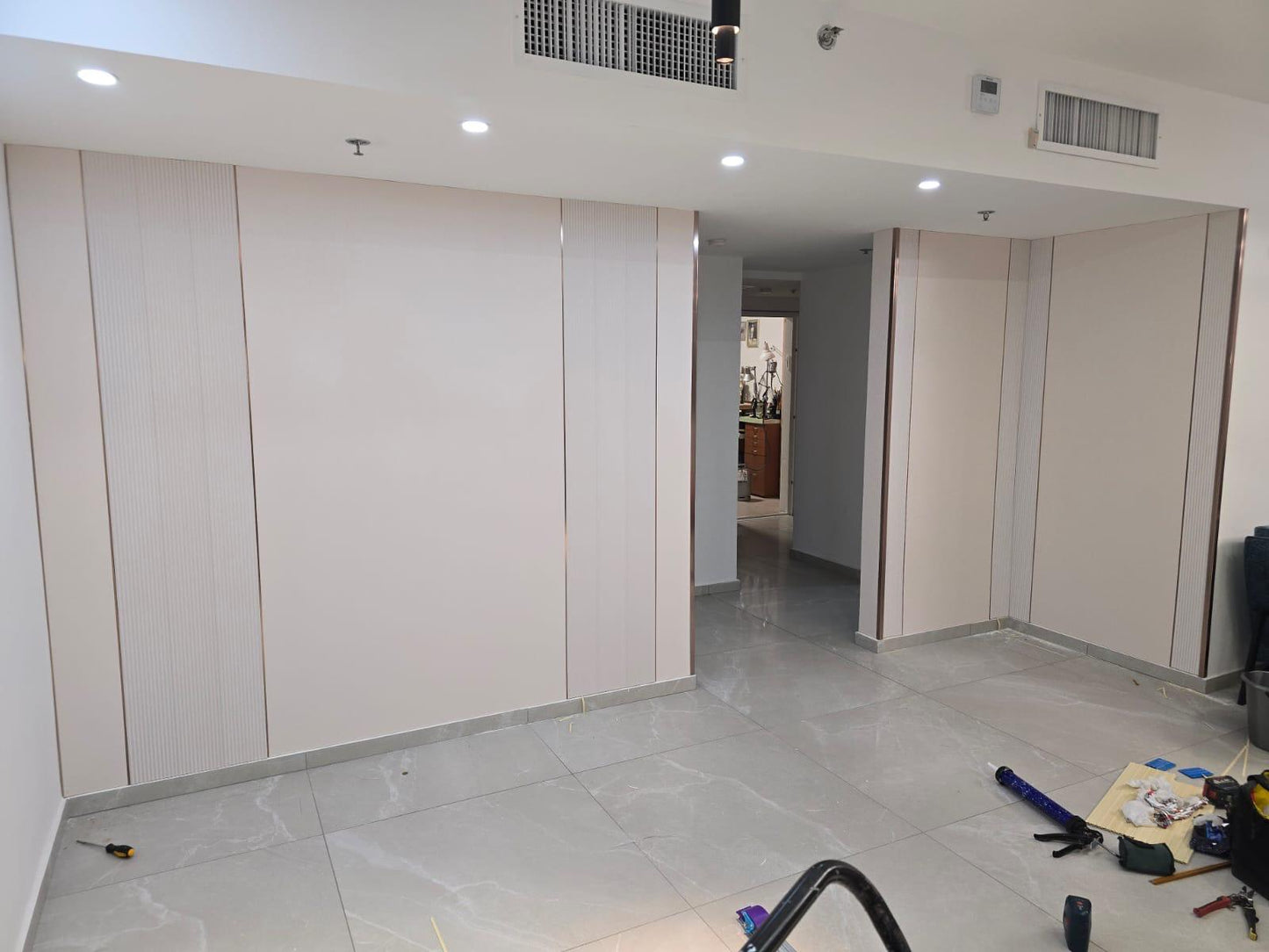 P143 לוח חיפוי קיר 280×120×0.5 ס"מ – גוון פנינה