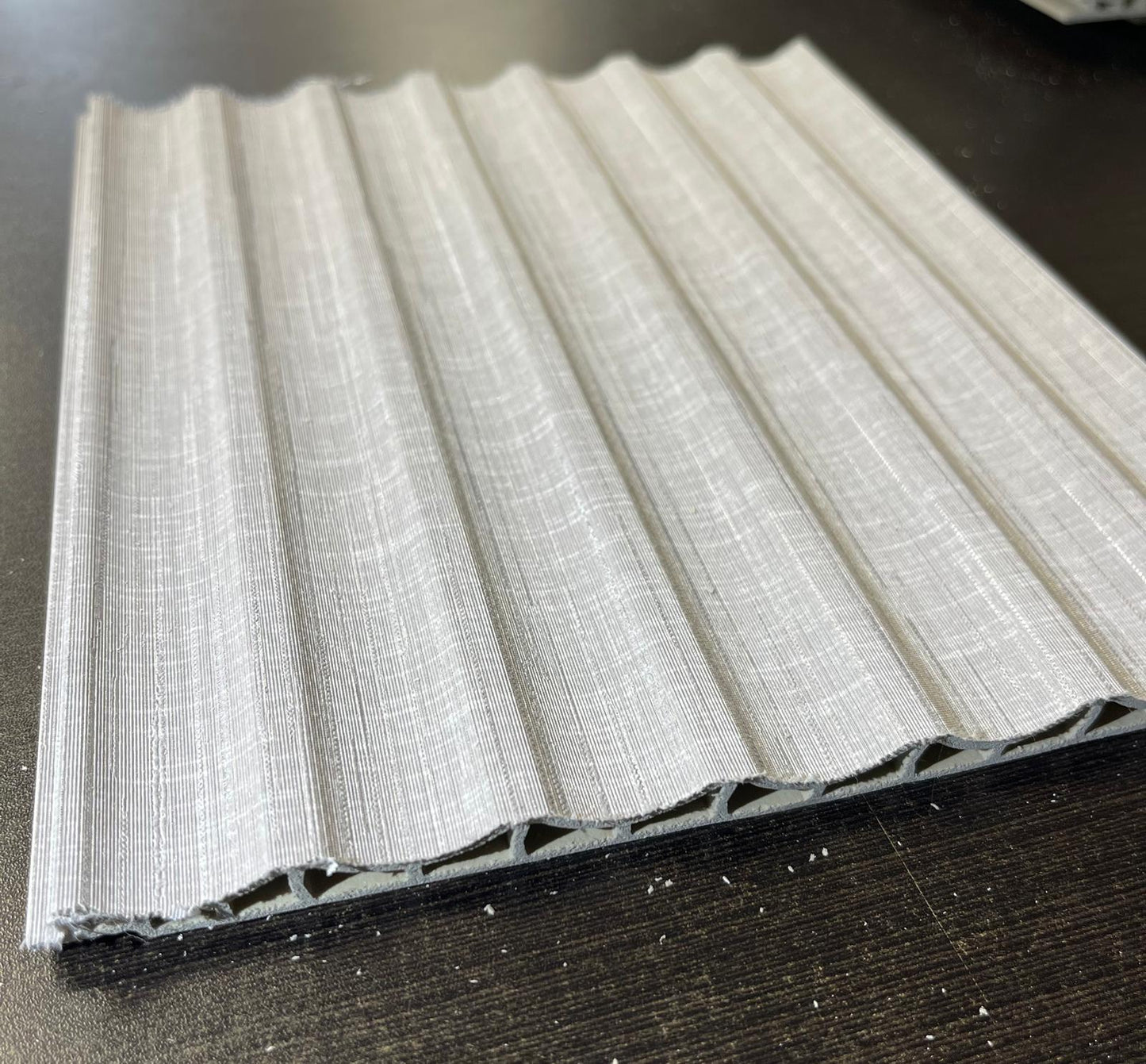 חיפוי קיר דמוי בד בגוון אפור בהיר – דגם 99025