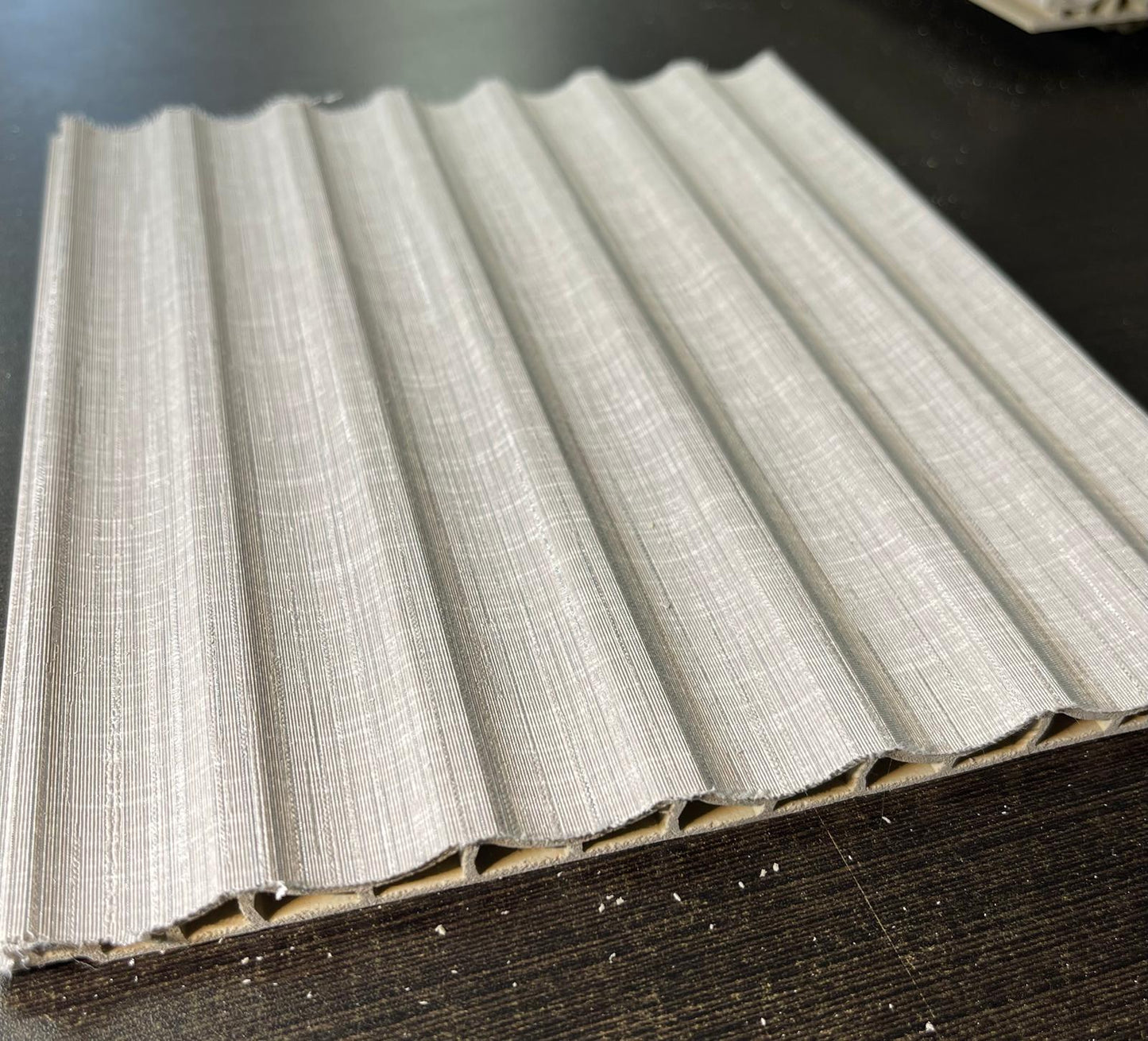 חיפוי קיר דמוי בד בגוון אפור בהיר – דגם 99025