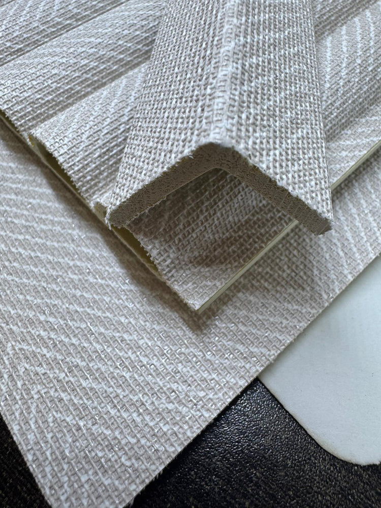 קולקציית חיפוי קיר 99045 – דמוי בד בגוון לאטה בהיר